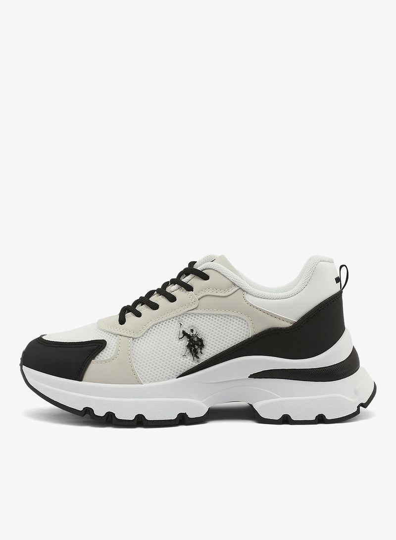 يو اس بولو اسن أحذية رياضية نسائية باللونين الأبيض والأسود بتصميم جريء ومتين بنعل قوي للاستخدام الخارجي - Image 2